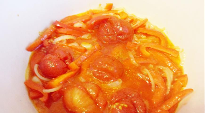 Добавить томаты к обжаренным овощам