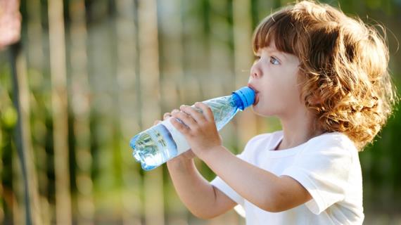 Как выбрать в магазине правильную воду для детей