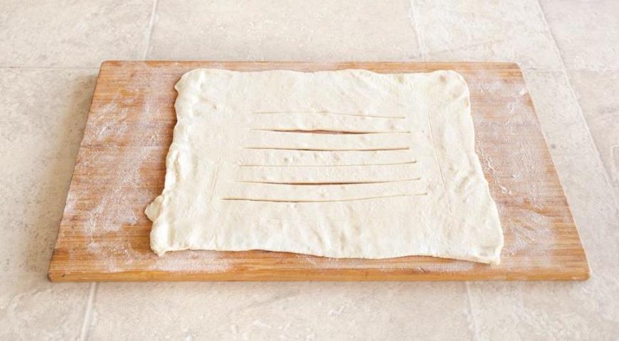 Фото приготовления рецепта: Пирог с курицей, пореем и сыром бри, шаг №6