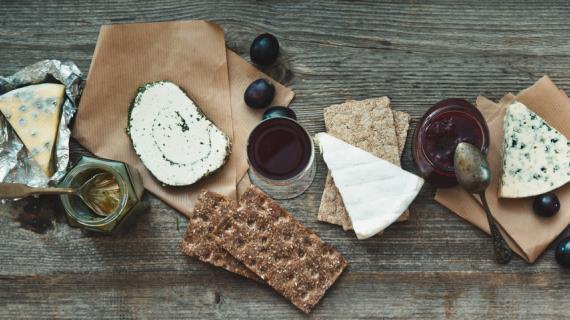 5 необычных продуктов, с которыми можно есть сыр