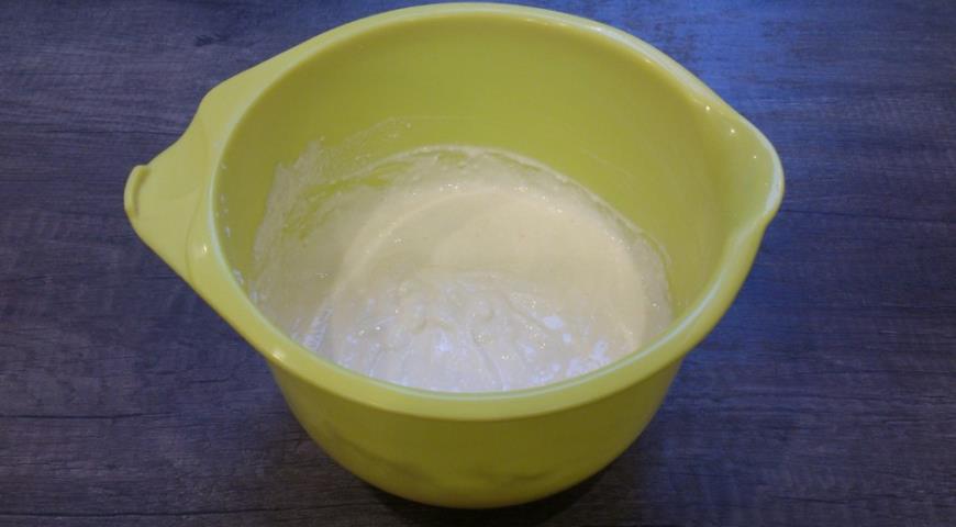 Для приготовления начинки пирожных смешиваем творог, сливочный сыр, яйцо и сахар
