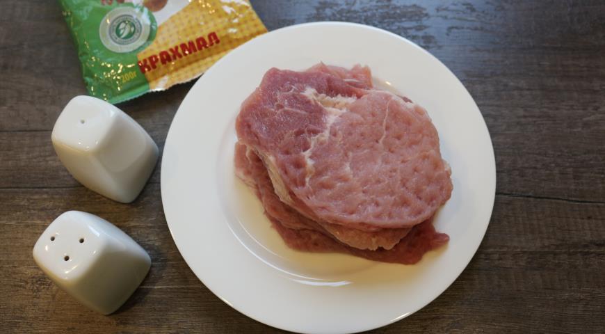 Кусочки свинины для донбури отбиваем, солим и перчим, натираем крахмалом