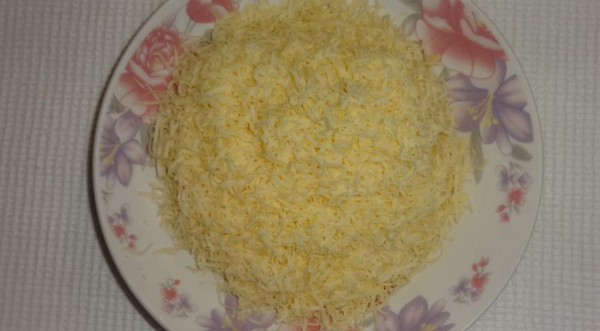 Натираем сыр для салата на терке