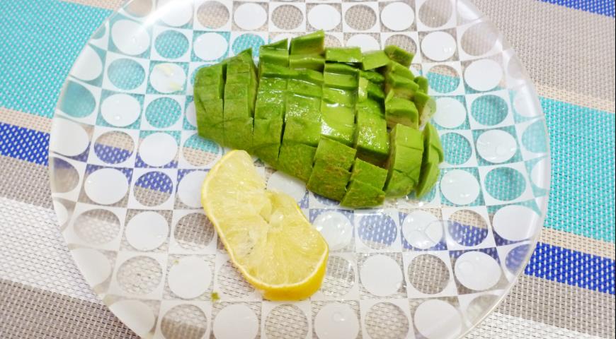 Нарезаем и сбрызгиваем лимоном авокадо для салата