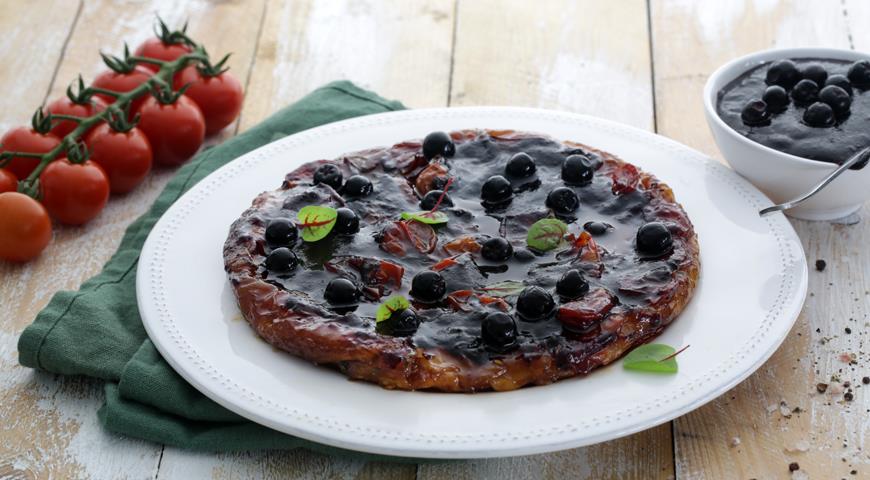 Пирог с помидорами и пюре из черноплодной рябины