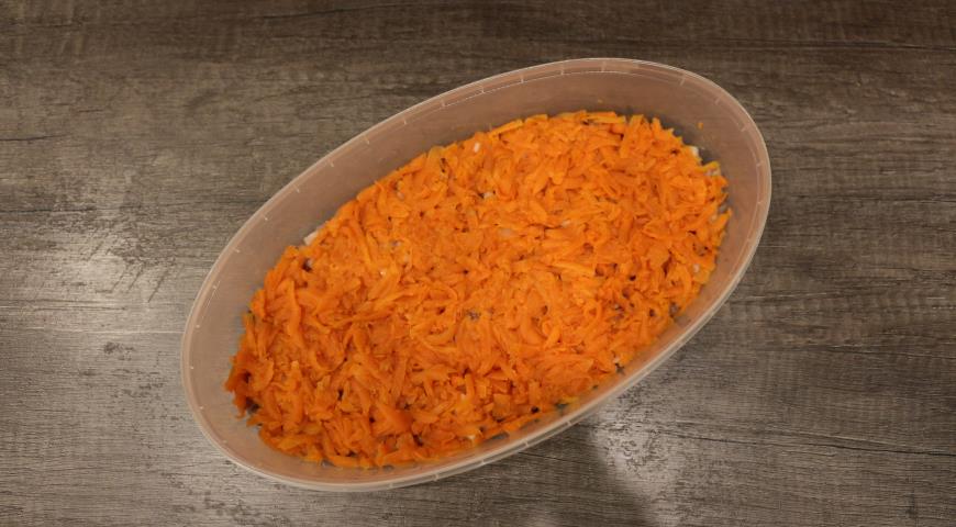 Выкладываем на блюдо натертую на крупной терке морковь и покрываем майонезом
