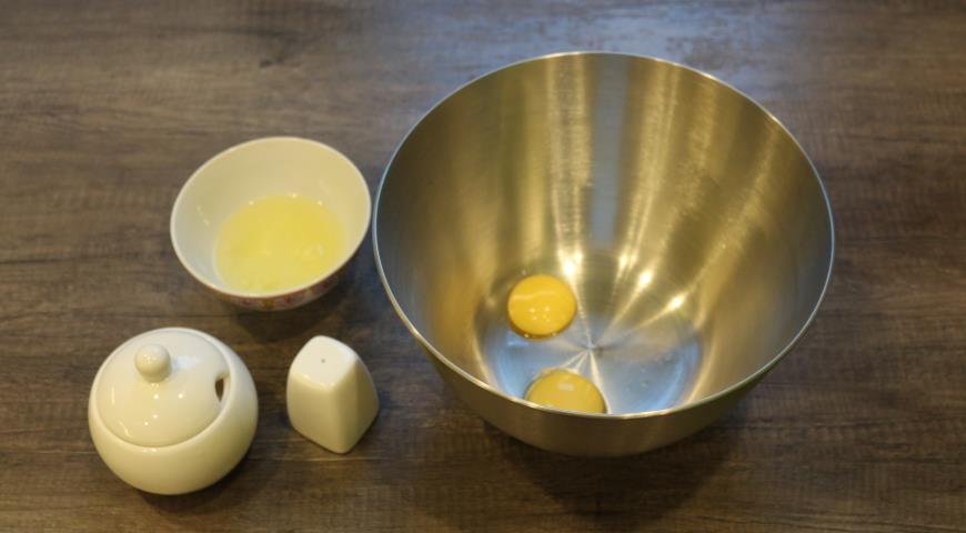 Разбиваем яйца, отделяем желтки и растираем их с солью и сахарным песком