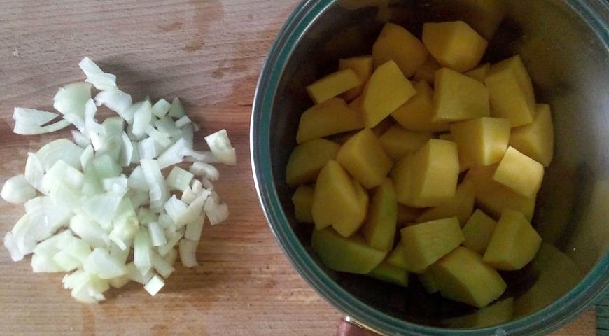 Нарезаем картофель и пассеруем лук