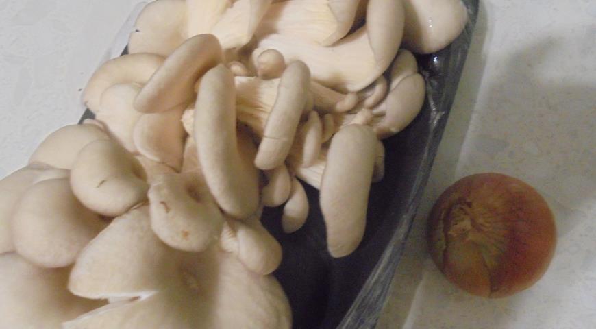 Моем, мелко нарезаем грибы и репчатый лук для салата "Поросенок"