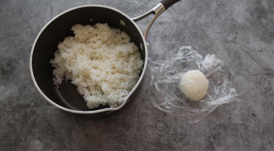 Сворачиваем пленку для придания рису формы шарика