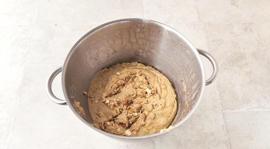 Фото приготовления рецепта: Коврижка с орехами, шаг №4