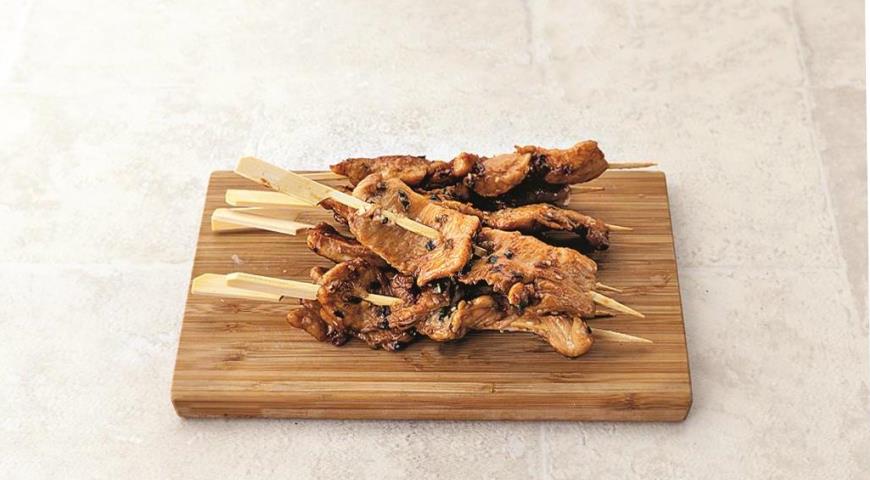 Фото приготовления рецепта: Шашлычки-сатай из индейки с арахисовым соусом, шаг №6