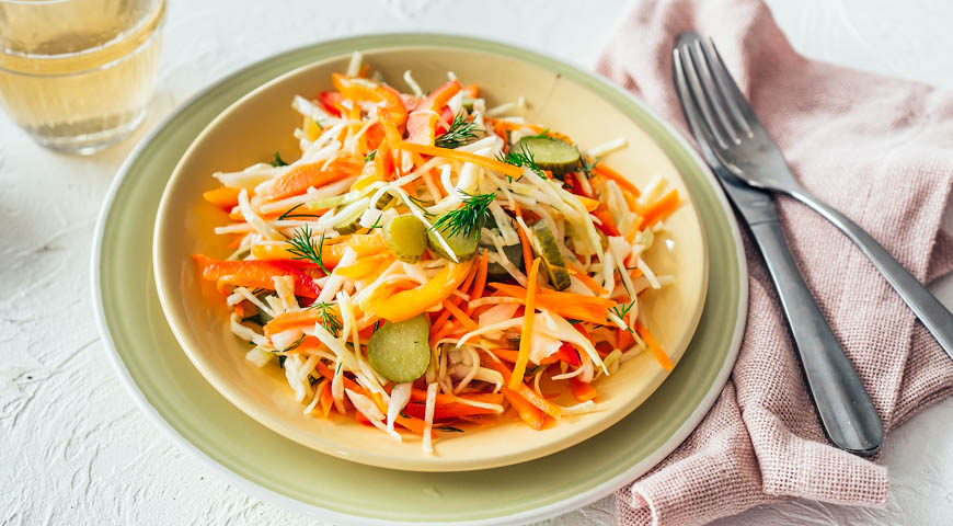 Салат из маринованных огурчиков, морковки и капусты
