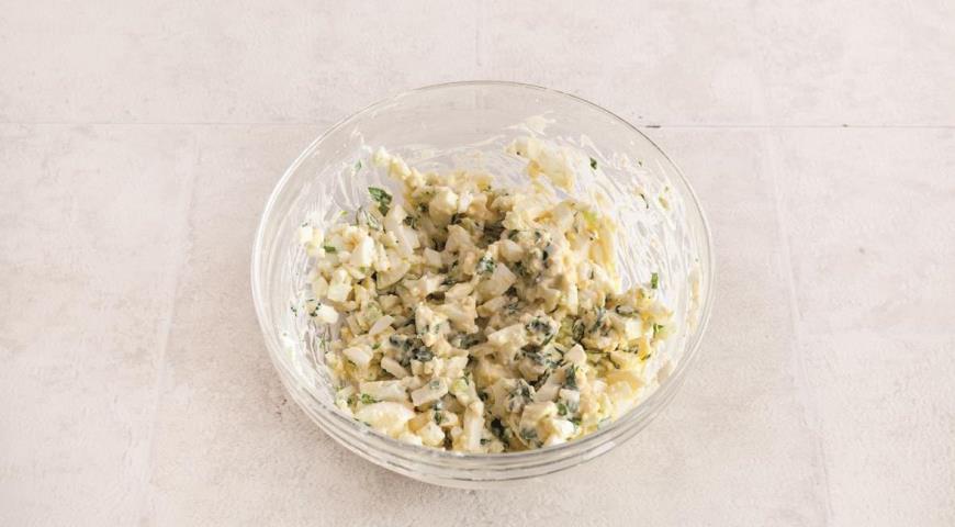 Фото приготовления рецепта: Яичный салат, самый быстрый и вкусный на свете, шаг №5