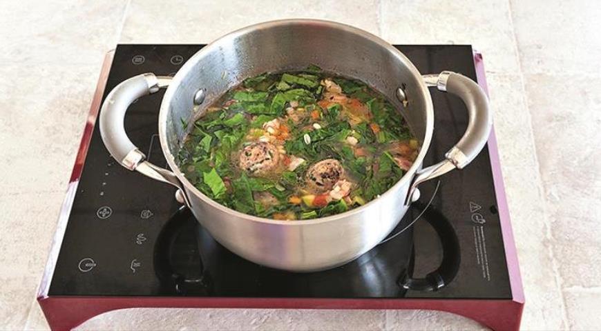 Фото приготовления рецепта: Сытный овощной минестроне с перловкой и фрикадельками, шаг №6