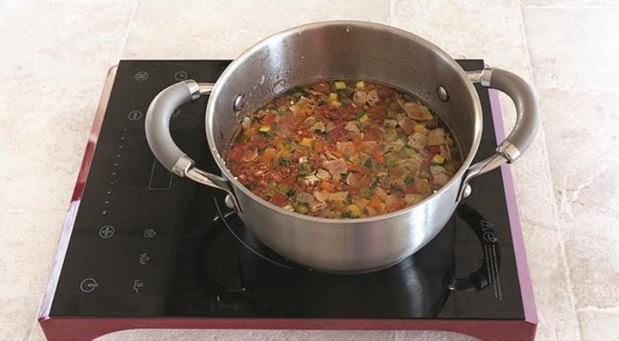 Фото приготовления рецепта: Сытный овощной минестроне с перловкой и фрикадельками, шаг №5