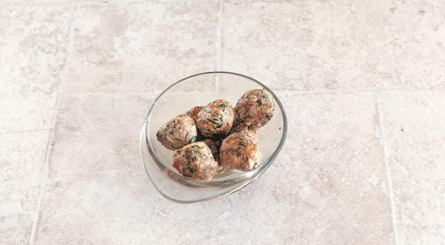 Фото приготовления рецепта: Сытный овощной минестроне с перловкой и фрикадельками, шаг №4