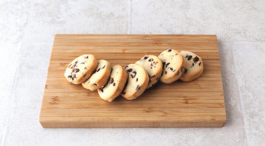 Фото приготовления рецепта: Нежное рассыпчатое песочное печенье с шоколадом, шаг №7