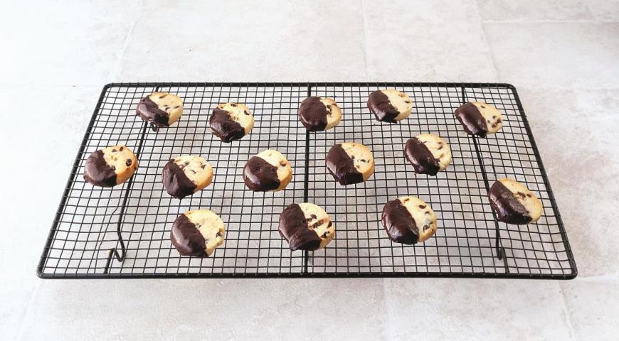 Фото приготовления рецепта: Нежное рассыпчатое песочное печенье с шоколадом, шаг №9