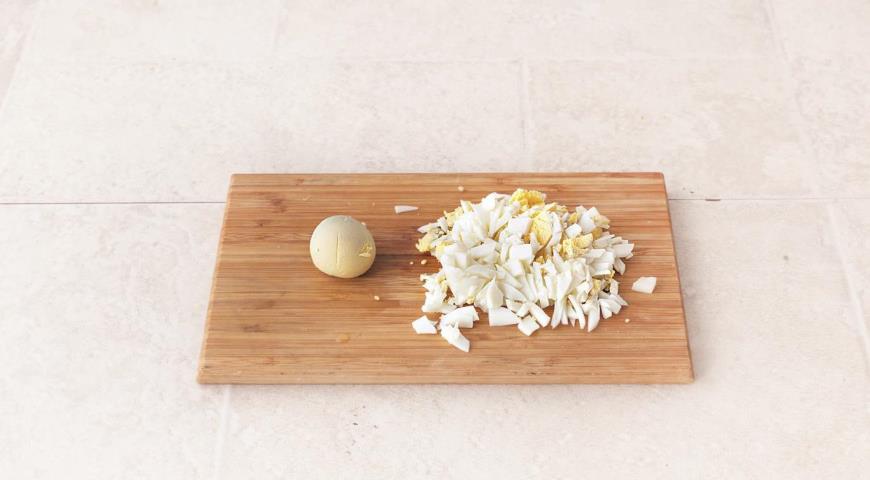 Фото приготовления рецепта: Вкусный салат из печени трески с моченым яблоком, шаг №1