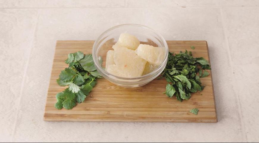 Фото приготовления рецепта: Вьетнамский салат с креветками, помело и жареным шалотом, шаг №4