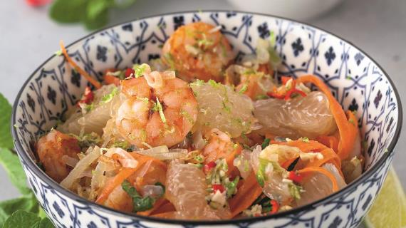 Вьетнамский салат с креветками, помело и жареным шалотом
