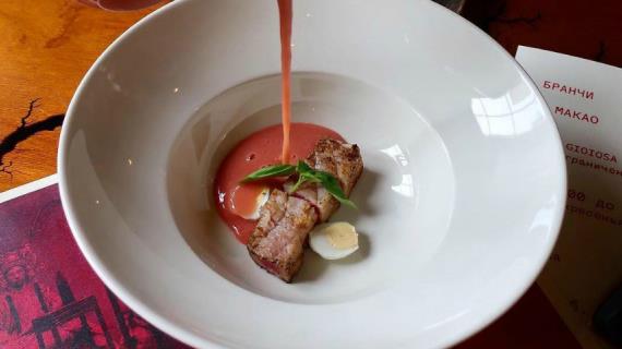 Холодный томатный суп с тунцом и базиликом