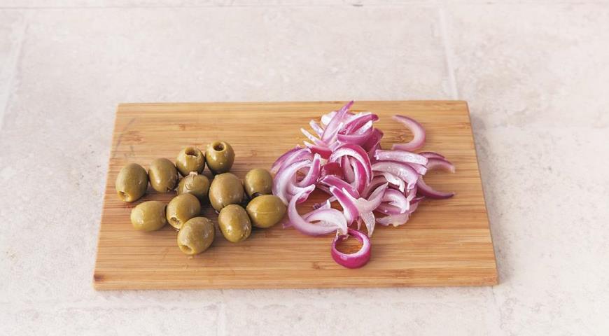Фото приготовления рецепта: Салат из трески с картофелем, красным луком и оливками, шаг №2