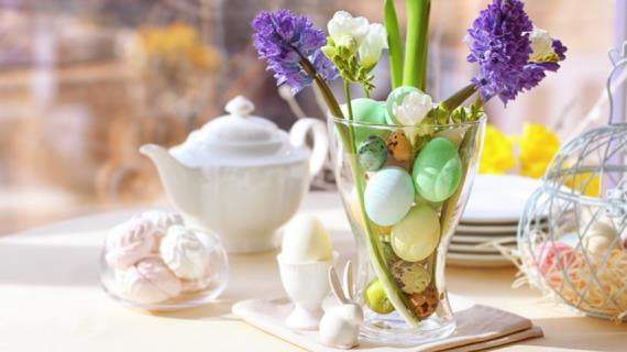Сервировка: как украсить пасхальный стол цветами