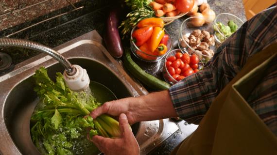 Как правильно мыть овощи, фрукты и ягоды