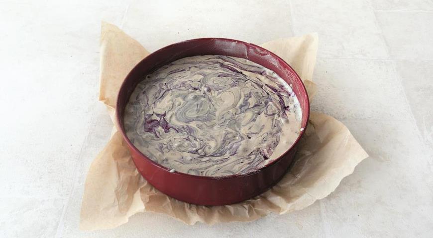 Фото приготовления рецепта: Бисквитный пирог с черникой, шаг №6