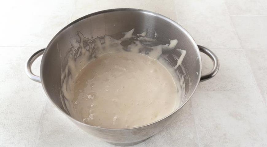 Фото приготовления рецепта: Бисквитный пирог с черникой, шаг №4