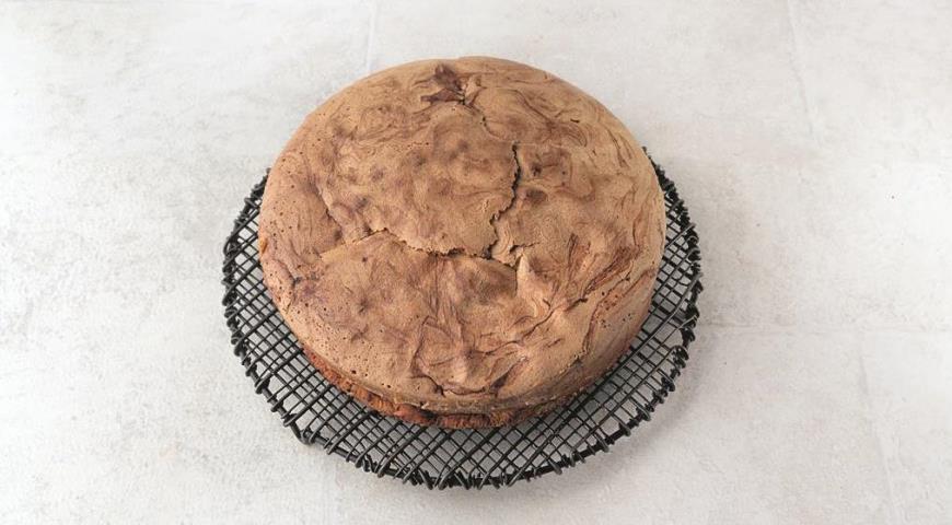 Фото приготовления рецепта: Бисквитный пирог с черникой, шаг №7