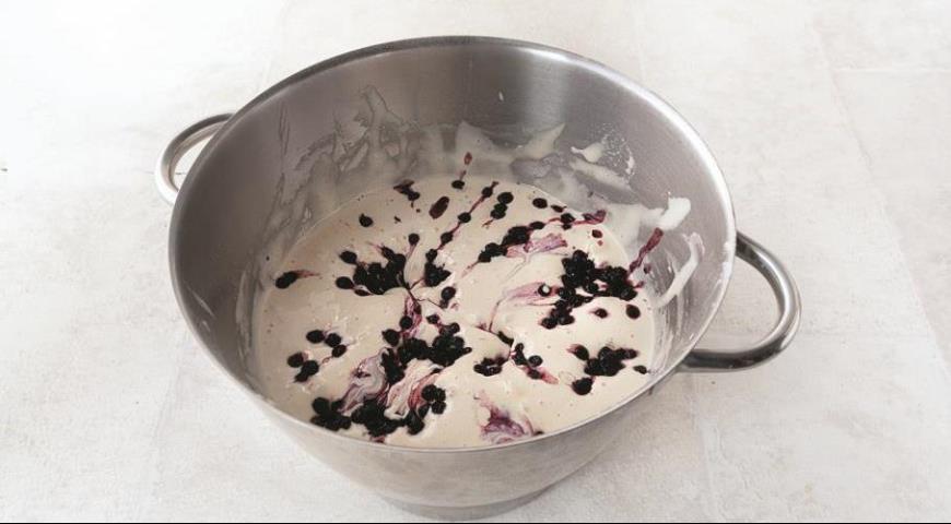 Фото приготовления рецепта: Бисквитный пирог с черникой, шаг №5