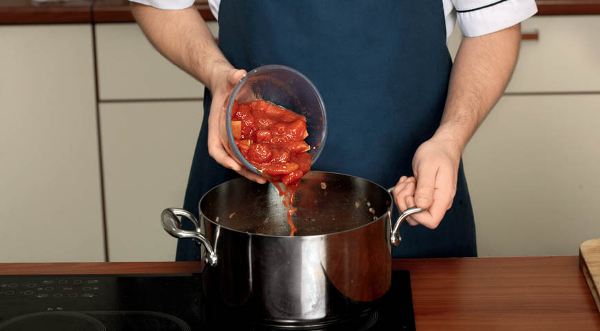 Фото приготовления рецепта: Суп из говядины с фасолью и чили, шаг №5