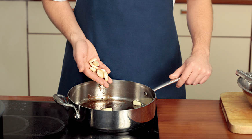 Фото приготовления рецепта: Жаркое с картофелем и чесноком, шаг №2