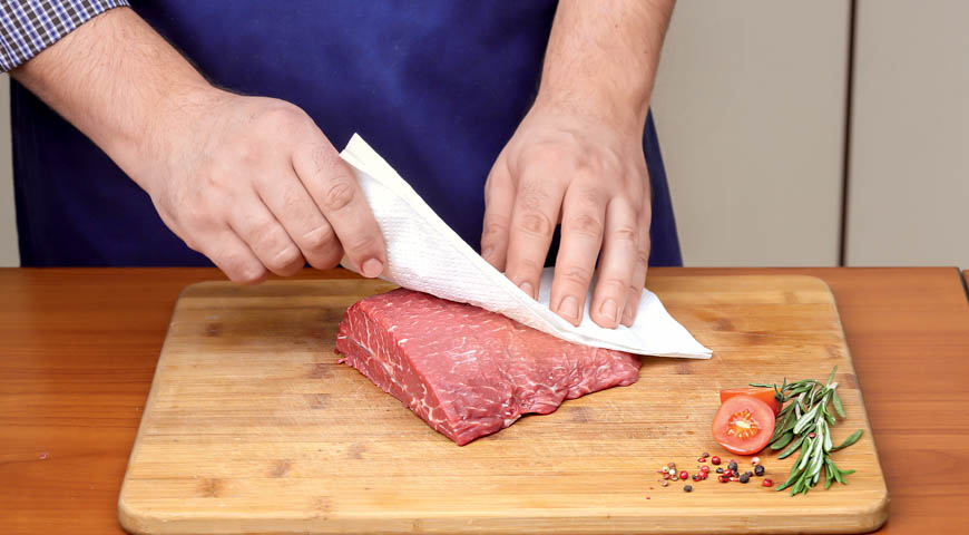 Фото приготовления рецепта: Стейк из говяжьей лопатки на сковороде-гриль, шаг №1