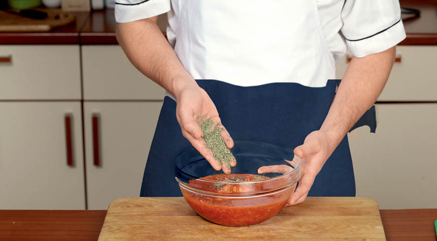 Фото приготовления рецепта: Говяжья лопатка в томатном соусе, шаг №4