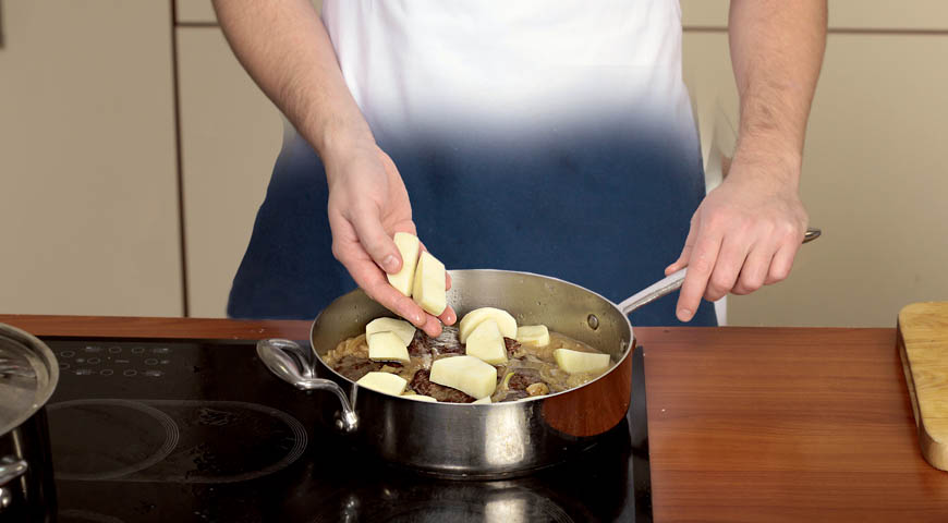 Фото приготовления рецепта: Жаркое с картофелем и чесноком, шаг №5