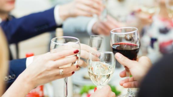 Красное или белое: что выбор вина говорит о вашем характере