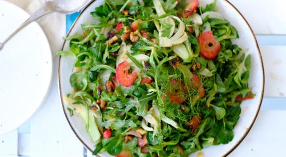 Зеленый салат с жареным фенхелем и клубникой