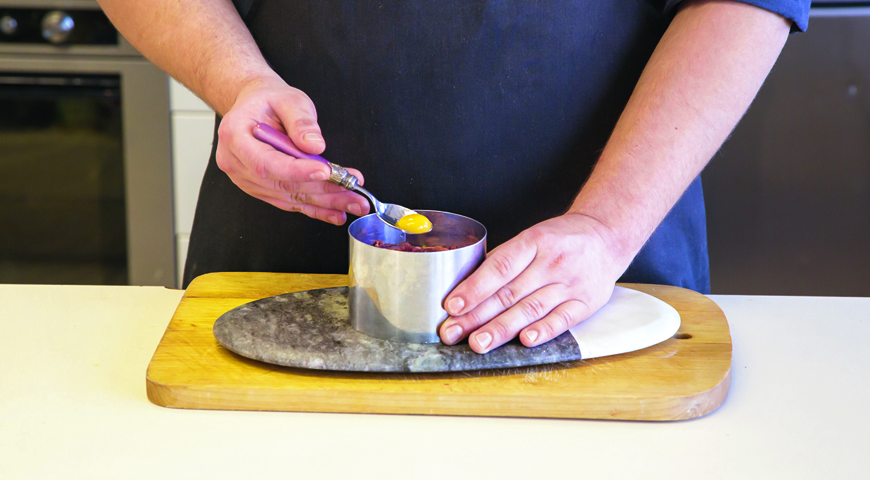 Фото приготовления рецепта: Тартар из говядины в стиле суши-бара, шаг №4