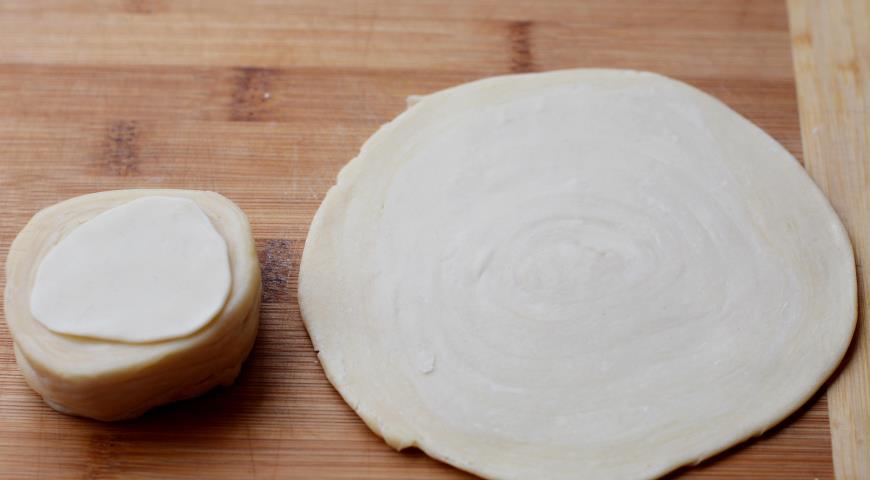 Раскатываем тесто в форме круга