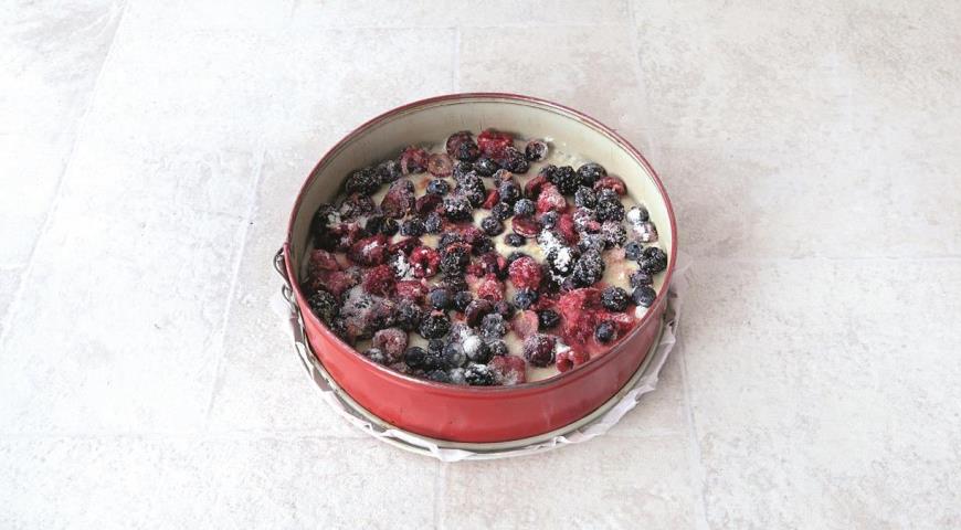 Фото приготовления рецепта: Творожный пирог с ягодами, шаг №4