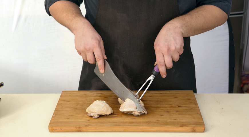 Фото приготовления рецепта: Жюльен из курицы с шампиньонами, шаг №3