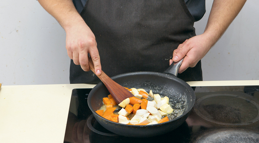 Фото приготовления рецепта: Говяжья грудинка с овощами в густом соусе, шаг №2