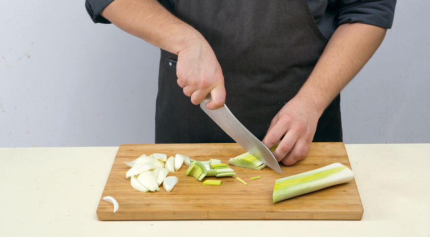 Фото приготовления рецепта: Говяжья грудинка с овощами в густом соусе, шаг №1