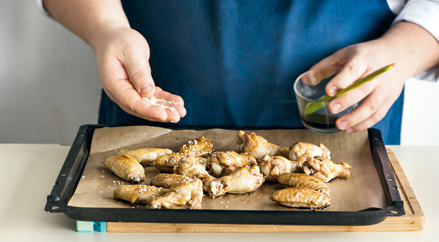 Фото приготовления рецепта: Крылышки с кунжутом и сладким соусом чили, шаг №4