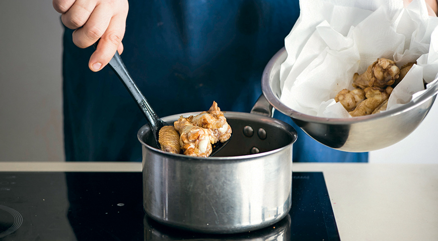Фото приготовления рецепта: Крылышки с кунжутом и сладким соусом чили, шаг №3