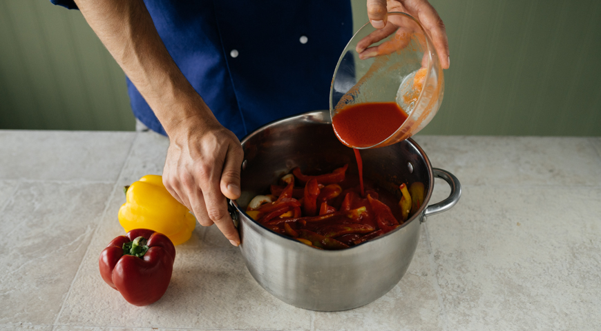 Фото приготовления рецепта: Лечо с томатной пастой на зиму, шаг №2